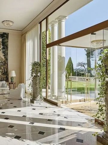 Helle und luxuriöse Lobby mit großen Fenstern blickt auf gepflegten Garten im Hôtel du Cap-Eden-Roc