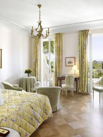 Helles Gästezimmer mit Balkon und Blick ins Grüne im Hôtel du Cap-Eden-Roc