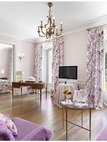 Suitenzimmer in zarten Pastelltönen mit Zugang zur Terrasse im Hôtel du Cap-Eden-Roc