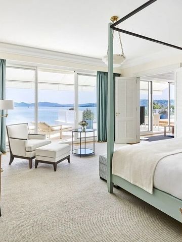Luxus-Suite mit Himmelbett und Meerblick im Hôtel du Cap-Eden-Roc