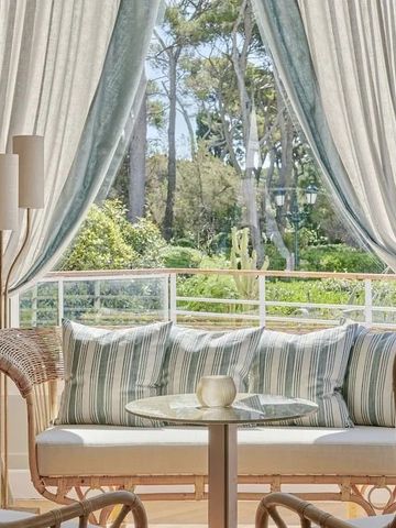 Gemütliche Sitzecke auf der Terrasse mit Blick auf üppige Gärten