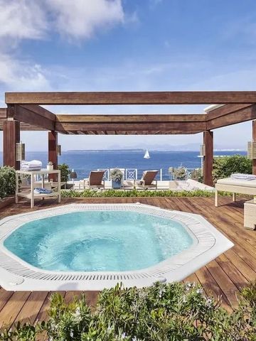 Privater Whirlpool auf Holzterrasse mit Meerblick und Sitzgelegenheiten