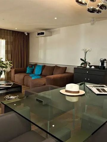 Elegantes Wohnzimmer mit Glastisch und moderner Beleuchtung