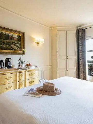 Helles Hotelzimmer mit Doppelbett und klassischer Einrichtung