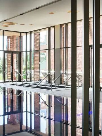 Innenpool mit großen Fenstern und modernem Design im Hôtel et Spa du Castellet