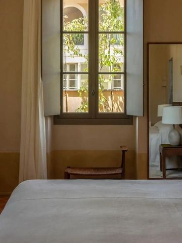 Helles Schlafzimmer mit traditionellem Design und Gartenblick