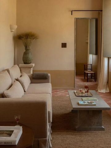 Gemütliche Sitzecke mit klassischer Dekoration und warmem Ambiente