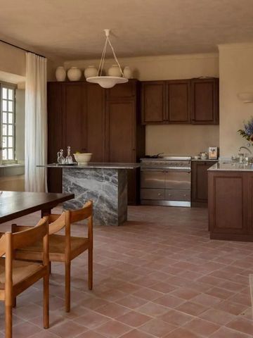 Geräumige Küche mit Holzmöbeln und Esstisch in luxuriösem Hotel.