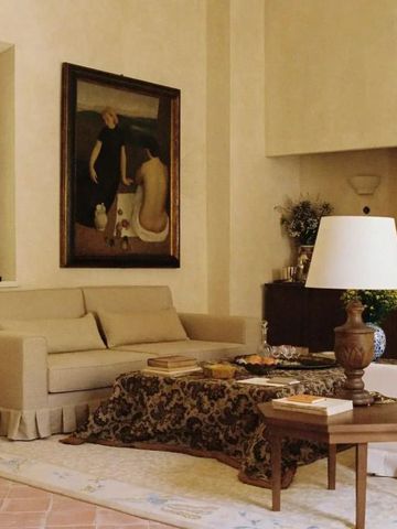 Eleganter Wohnbereich mit Kunstwerk und bequemen Sofas.