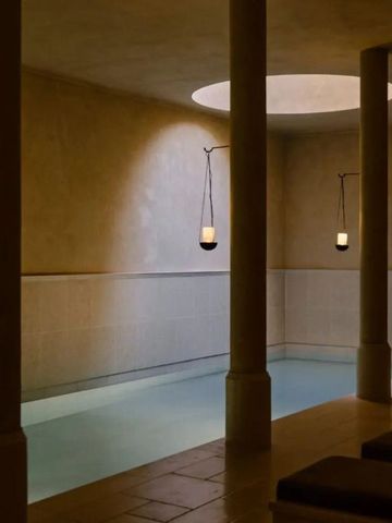 Elegantes Spa mit eingelassenem Pool und stimmungsvoller Beleuchtung