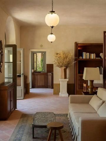 Gemütliche Lounge mit Sofa und antiken Möbeln