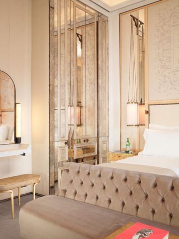 Luxuriöses Hotelzimmer mit eleganter Dekoration und gemütlicher Sitzgelegenheit.