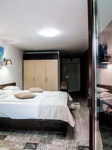 Geschmackvoll gestaltetes Doppelzimmer mit Kunst und großem Bett