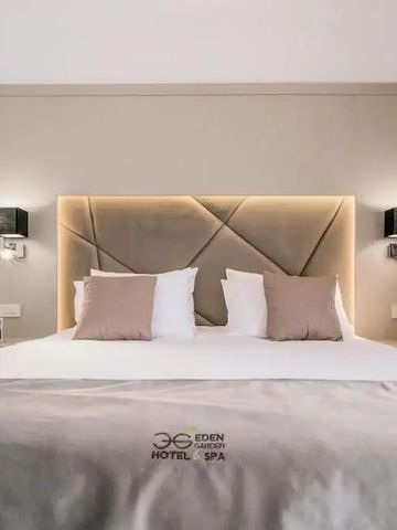 Elegantes Hotelzimmer mit großen Kopfteil und beleuchteten Nachttischen