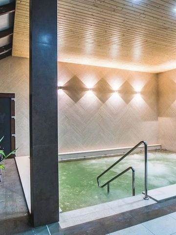 Entspannendes Spa mit kleinem Innenpool und moderner Beleuchtung