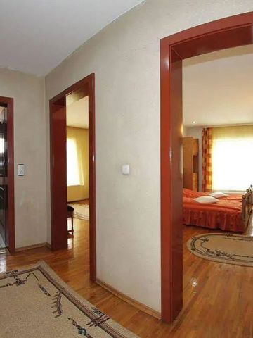 Komfortables Hotelzimmer mit Holzböden und einer gemütlichen Sitzecke