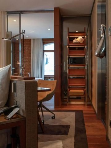 Schönes Hotelzimmer mit modernen Möbeln und offenen Regalen