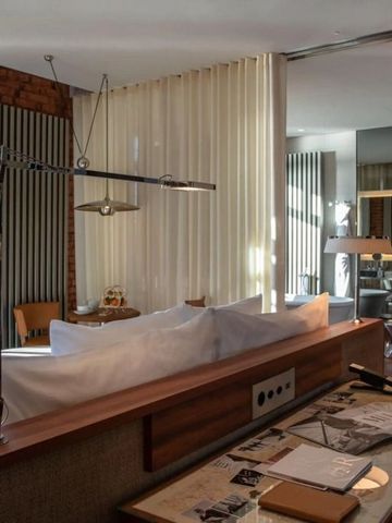 Geschmackvoll eingerichtetes Zimmer mit modernem Dekor und einem Schreibtisch