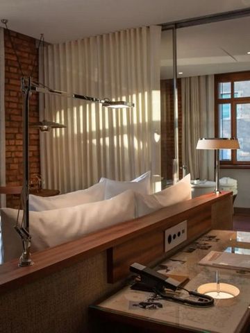 Elegantes modernes Hotelzimmer mit Backsteinwänden und stilvoller Beleuchtung