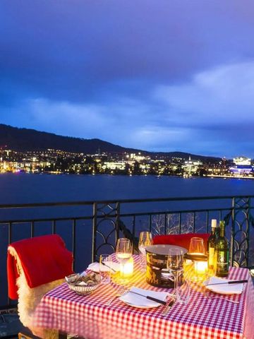 Abendessen bei Kerzenlicht auf Terrasse mit Seeblick