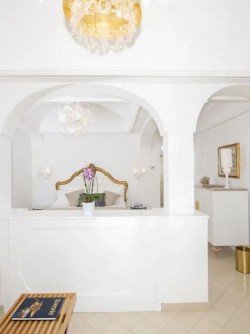 Elegantes Hotelzimmer mit goldenen Akzenten und luxuriöser Einrichtung