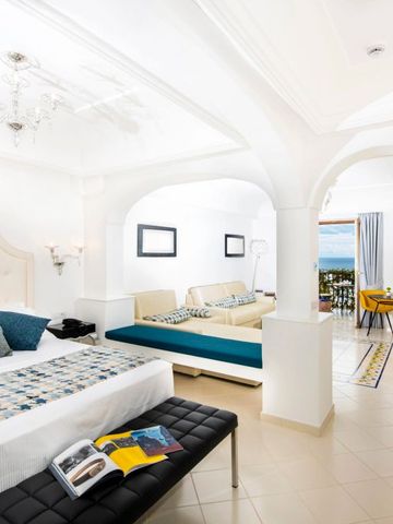 Geräumiges Zimmer mit Meerblick, Sitzbereich und eleganter Dekoration