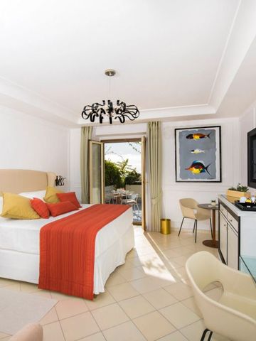 Großzügiges Zimmer mit Balkon und stilvollen Dekorelementen