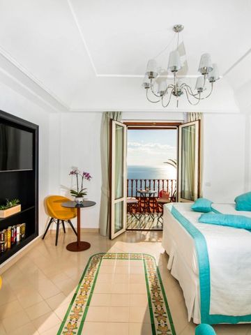 Lichtdurchflutetes Zimmer mit Balkon und Meerblick, elegant eingerichtet