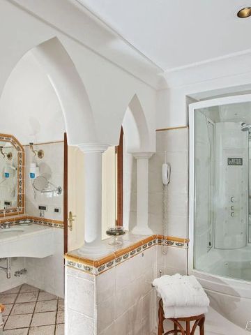 Luxuriöses Badezimmer mit eleganten Bögen und großer Glasdusche