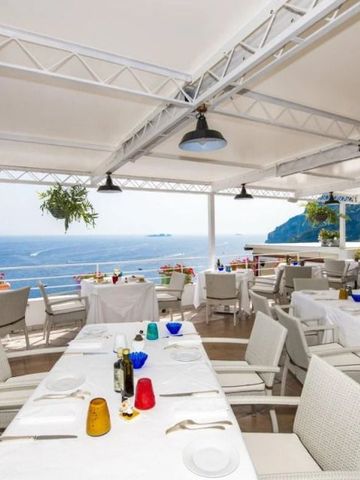 Restaurantterrasse mit weitem Ausblick auf das Meer.
