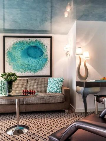 Elegantes Wohnzimmer in einer Hotelsuite mit Kunstwerk und stilvoller Dekoration