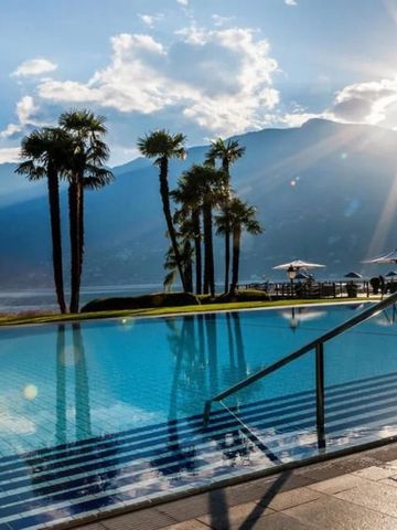 Infinity-Pool mit Blick auf Palmen und Berge im Hintergrund bei Sonnenuntergang