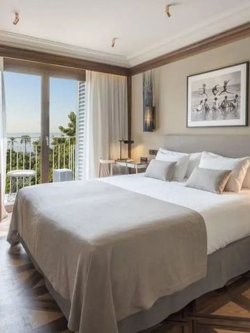 Elegantes Hotelzimmer mit Doppelbett und Balkon mit Meerblick