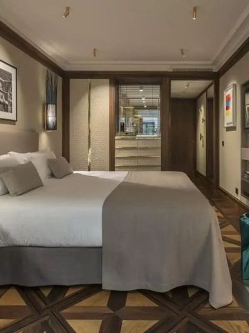 Gut ausgestattetes Hotelzimmer mit Doppelbett und moderner Kunst