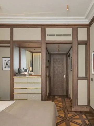 Hotelzimmer mit Holzakzenten und modernem Interieur