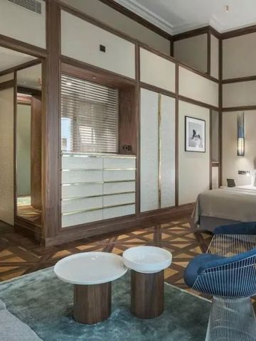 Geräumiges Hotelzimmer mit Sitzecke und luxuriösem Design