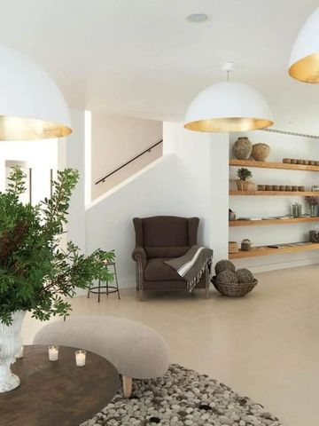 Elegante Lobby mit gemütlicher Sitzecke und moderner Dekoration