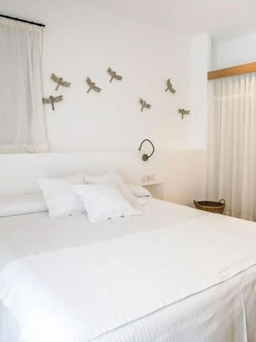 Helles Doppelzimmer mit minimalistischer Dekoration und weißen Bettbezügen