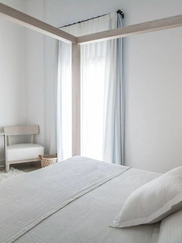 Modernes Schlafzimmer mit Himmelbett und minimalistischen Möbeln