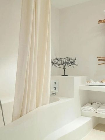 Stilvolles Badezimmer in Beige und Weiß mit rustikalem Spiegel