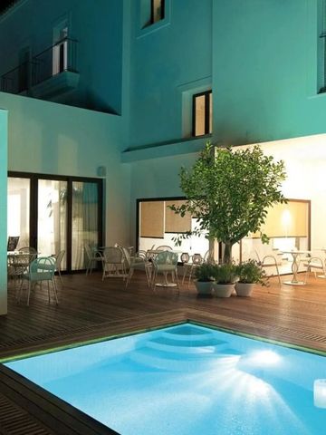 Moderner Innenhof mit kleinem Pool und Sitzbereich