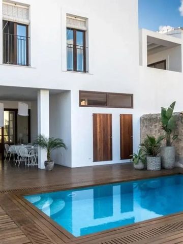 Kleiner Pool im Innenhof mit Holzboden und grünen Pflanzen