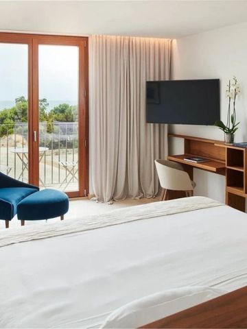 Helles Zimmer mit Meerblick und eleganter Ausstattung.