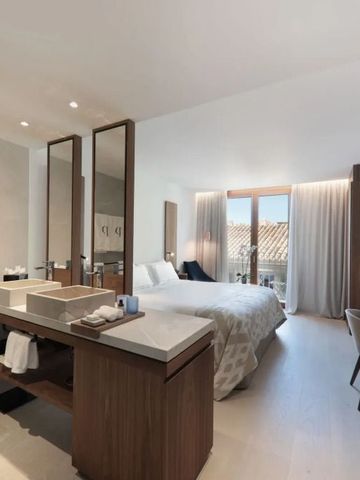 Geräumiges Zimmer mit Doppelbett und moderner Badgestaltung im Hintergrund