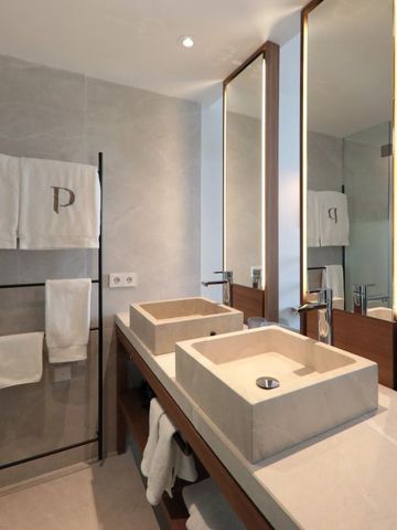 Modernes Badezimmer mit Doppelwaschtisch und großem Spiegel