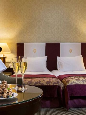 Doppelzimmer mit Sektflaschen und Dessertteller auf dem Tisch