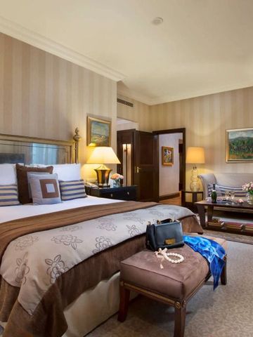 Elegantes Hotelzimmer mit Kingsize-Bett und geschmackvollen Dekorationen