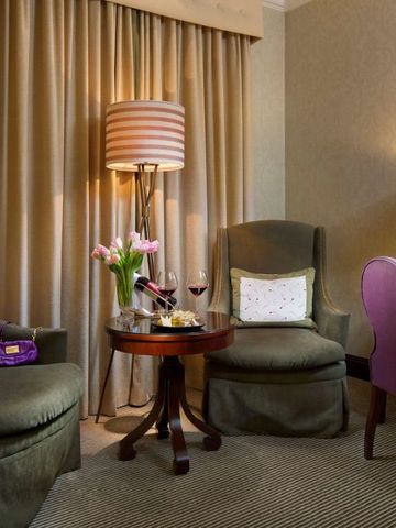 Gemütliche Sitzecke mit Sesseln und lila Akzentstuhl