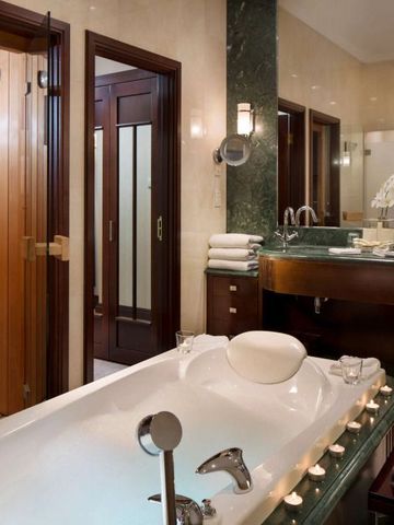 Luxuriöses Badezimmer mit Whirlpool und Sauna