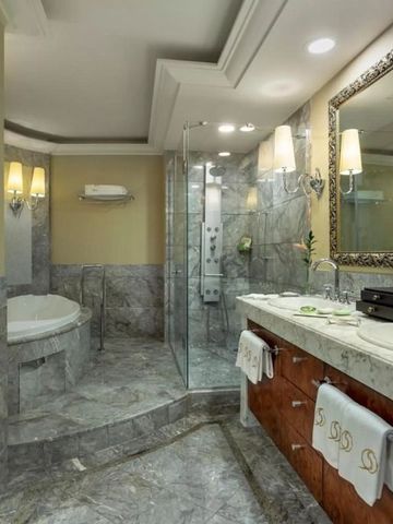 Marmorbadezimmer mit Dusche und großer Badewanne